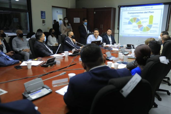 El Ministro de Agricultura explicó a los Diputados los fideicomisos FIDESA y FIRECAFE. Foto: Asamblea Legislativa.