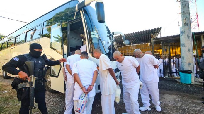 Un grupo de reos de las bartolinas de San Marcos, San Salvador, son llevados al Centro Penal La Esperanza, conocido como 