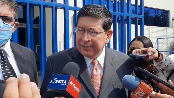 Walter Araujo acudió a sede fiscal a denunciar a la abogada Bertha María De León. Foto: YSKL