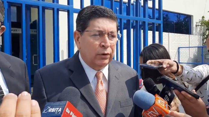 Walter Araujo acudió este martes a sede fiscal a presentar una denuncia penal contra la Abogada Bertha María De León. Foto: YSKL