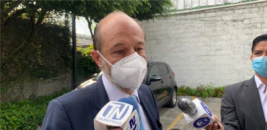 Andreu Bassols, Embajador de la Unión Europea en El Salvador al salir de una entrevista. Foto: YSKL