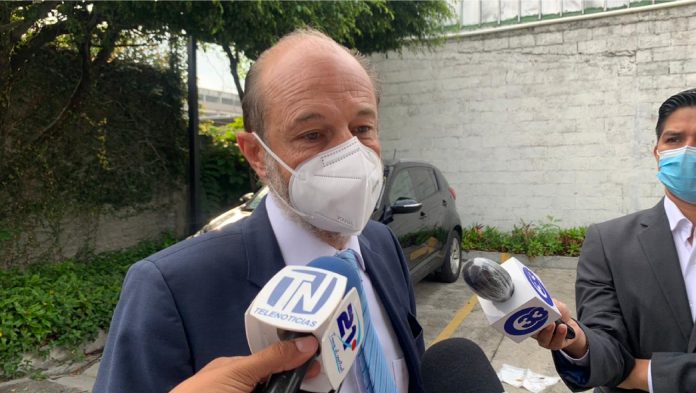 Andreu Bassols, Embajador de la Unión Europea en El Salvador al salir de una entrevista. Foto: YSKL Andreu Bassols, Embajador de la Unión Europea en El Salvador al salir de una entrevista. Foto: YSKL