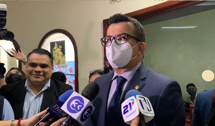 Fernando López, Ministro de Medio Ambiente, acudió a la Asamblea Legislativa, para pedir reformas a la ley para imponer multas. Foto: YSKL Archivo.