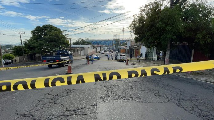 El tiroteo ocurrió a las 5:30 de la mañana de este miércoles en la Calle Antigua a Huizúcar. Foto: Informativa SV