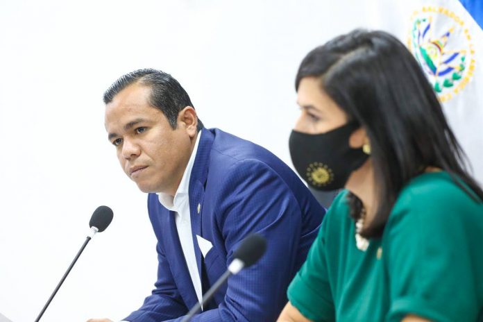 Ministro de Hacienda, Alejandro Zelaya y Ministra de Economía, María Luisa Hayem. Foto: Cortesía. Ministro de Hacienda, Alejandro Zelaya y Ministra de Economía, María Luisa Hayem. Foto: Cortesía.