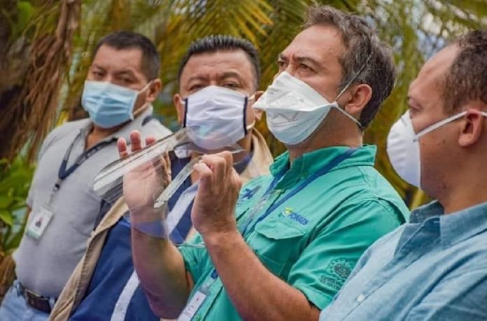 Jorge Aguilar entrega caretas de plástico a trabajadores de la Alcaldía de Ilopango en el año 2020. Foto: FONAES.