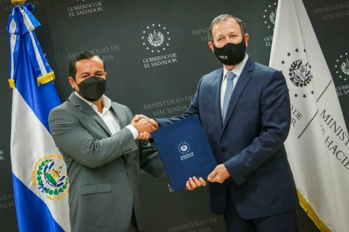 En la firma del convenio de préstamo participaron el ministro de Hacienda, Alejandro Zelaya, y el oficial jefe de país del BCIE, Raúl Castaneda Trabanino. Foto: Secretaría de prensa.