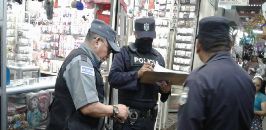 Policías solicitan a un vigilante del Centro de Mejicanos, el carnet que lo acredita como trabajador de seguridad privada. Foto: YSKL Archivo.