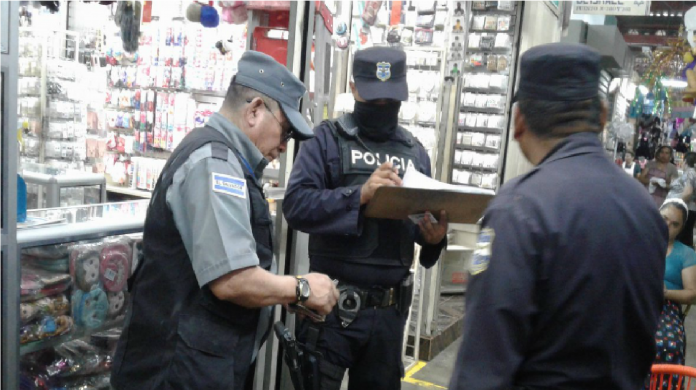 Policías solicitan a un vigilante del Centro de Mejicanos, el carnet que lo acredita como trabajador de seguridad privada. Foto: YSKL Archivo.