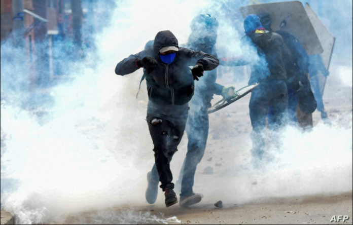 Manifestantes chocan con la policía antidisturbios durante una protesta contra el gobierno del presidente colombiano Iván Duque, en Facatativá, Colombia, el 31 de mayo de 2021.