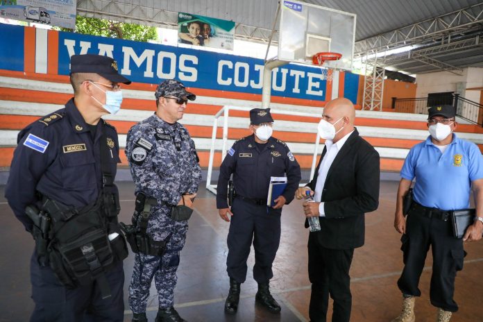 Autoridades de Seguridad y el Alcalde de Cojutepeque, Marvin Romero, dieron a conocer el lanzamiento del Plan Control Territorial con enfoque en municipios. Foto: Secretaría de Prensa.