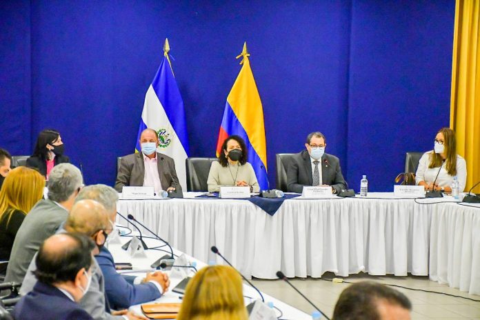 Funcionarios de Gobierno se reunieron con empresarios del Consejo Empresarial Colombo Salvadoreño. Foto: Presidencia.