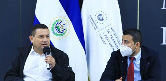 Rolando Castro (izquierda) anunció los resultados de las reuniones que sostuvo en Ginebra, Suiza, con autoridades en materia laboral. Foto: Cortesía.