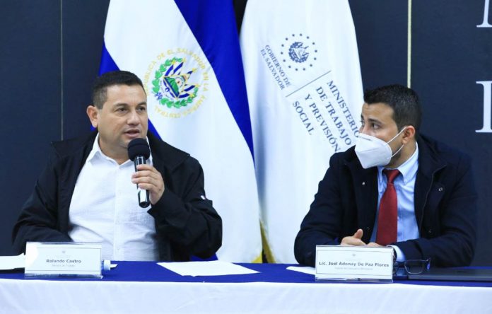 Rolando Castro (izquierda) anunció los resultados de las reuniones que sostuvo en Ginebra, Suiza, con autoridades en materia laboral. Foto: Cortesía. Rolando Castro (izquierda) anunció los resultados de las reuniones que sostuvo en Ginebra, Suiza, con autoridades en materia laboral. Foto: Cortesía.