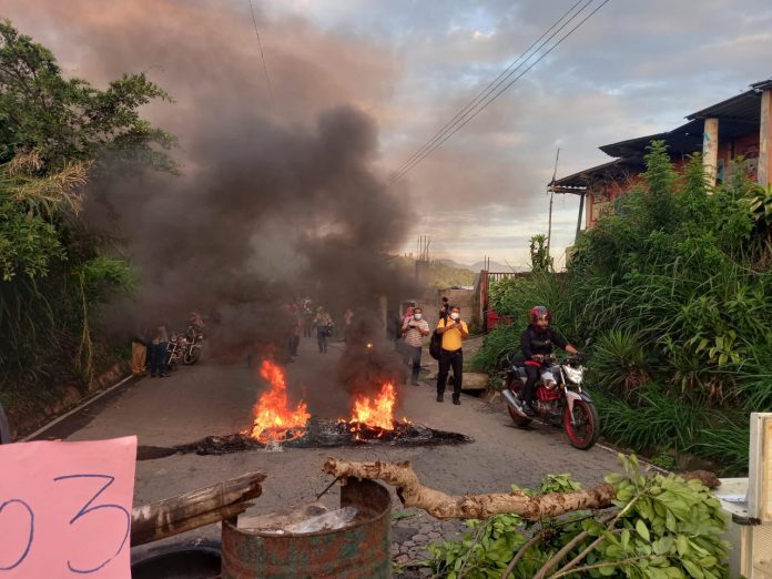 Desde las 4:00 de la mañana, habitantes de Comasagua cerraron el paso de la carretera principal para denunciar el incremento del pasaje que están aplicando las rutas del lugar. Foto: TCS Desde las 4:00 de la mañana, habitantes de Comasagua cerraron el paso de la carretera principal para denunciar el incremento del pasaje que están aplicando las rutas del lugar. Foto: TCS