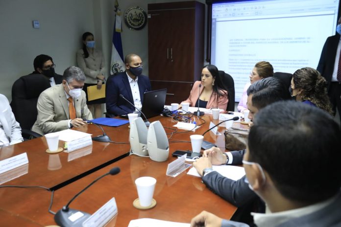 El Presidente del INDES, Yamil Bukele acudió este miércoles a la Comisión de Legislación de la Asamblea Legislativa a fin de que se le apruebe un transitorio que le permita retornar 80 inmuebles en la deriva legal. Foto: Cortesía.