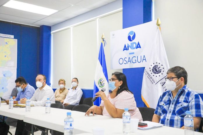 Un comité conformado de funcionarios y Diputados se reunieron en ANDA, para conocer el proyecto OSAGUA. Foto: Secretaría de Prensa de la Presidencia.