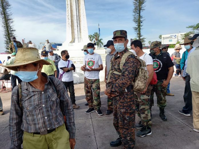 Decenas de veteranos del FMLN y de la Fuerza Armada, se concentraron en el Monumento al Divino Salvador del Mundo. Foto: Cortesía.-