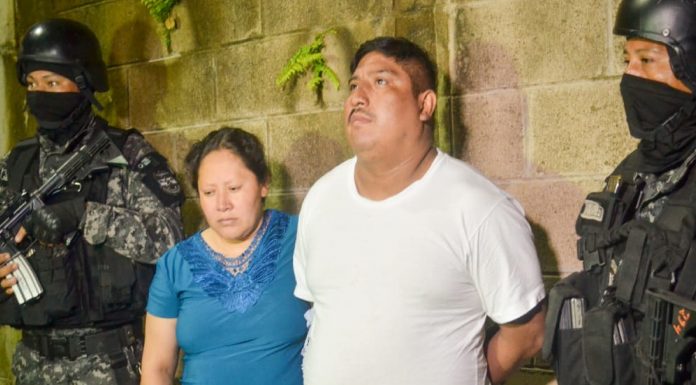 Autoridades de la PNC brindan detalles de la captura del exalcalde de Comasagua, por ARENA, José Ricardo Reyes Rosales y su esposa Coralia del Carmen López de Reyes.