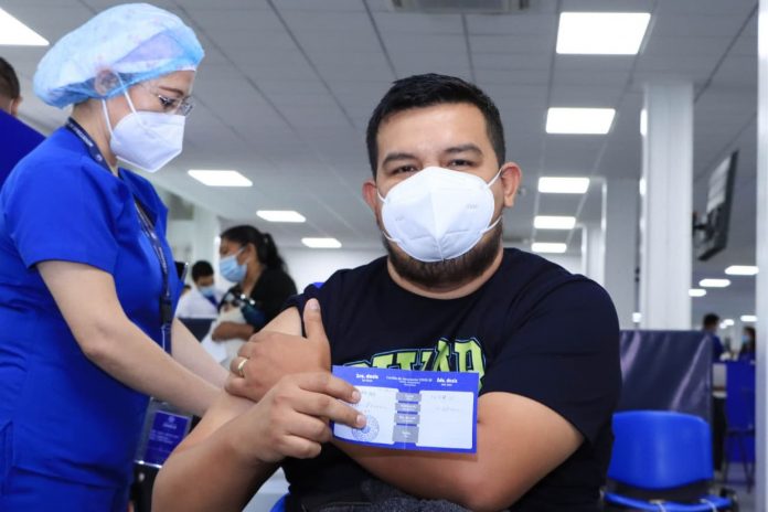 Los salvadoreños que llegan para recibir la segunda dosis anti-COVID-19, deben presentar su cartilla de control de vacunación al personal del Ministerio de Salud. Foto: Cortesía. Los salvadoreños que llegan para recibir la segunda dosis anti-COVID-19, deben presentar su cartilla de control de vacunación al personal del Ministerio de Salud. Foto: Cortesía.