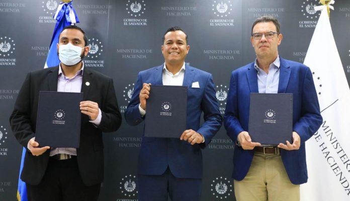 El ministro de Hacienda, Alejandro Zelaya y el representante del Banco Mundial, Óscar Avalle, firman un convenio de financiamiento para el Proyecto de Respuesta ante el COVID-19. Foto: YSKL El ministro de Hacienda, Alejandro Zelaya y el representante del Banco Mundial, Óscar Avalle, firman un convenio de financiamiento para el Proyecto de Respuesta ante el COVID-19. Foto: YSKL