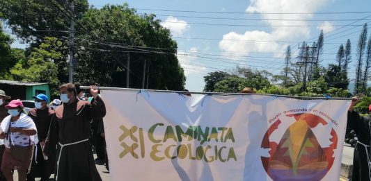 Diferentes Organizaciones ambientales y de la iglesia católica realizan una caminata sobre la Alameda Juan Pablo II, de San Salvador, con motivo al día mundial del Medio Ambiente. Foto: Radio YSKL