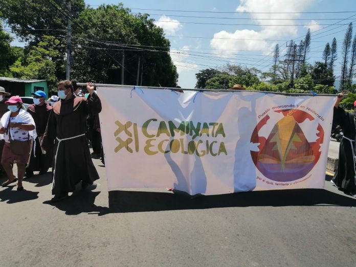 Diferentes Organizaciones ambientales y de la iglesia católica realizan una caminata sobre la Alameda Juan Pablo II, de San Salvador, con motivo al día mundial del Medio Ambiente. Foto: Radio YSKL Diferentes Organizaciones ambientales y de la iglesia católica realizan una caminata sobre la Alameda Juan Pablo II, de San Salvador, con motivo al día mundial del Medio Ambiente. Foto: Radio YSKL