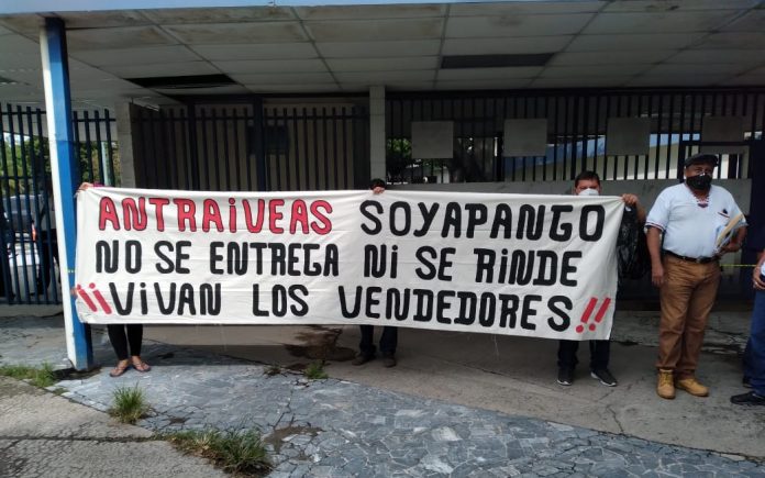 Al menos 90 vendedores estarían viéndose afectados por ordenanza de la Alcaldía de Soyapango que prohíbe vender a comerciantes que no residen en el municipio. Foto: YSKL