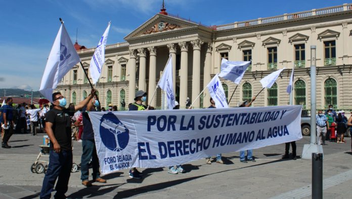 Organizaciones que velan por los derechos al agua piden ser incluidos en la discusión de la ley que presentó el Gobierno. Foto: YSKL
