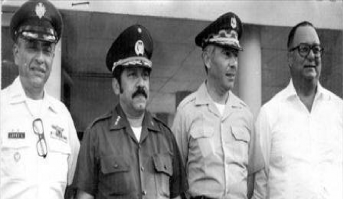 En la entrada de Santa Tecla, el presidente Arturo Armando Molina (segundo de izquierda a derecha) inaugura el edificio de la Televisión Educativa, que aloja a los canales oficiales 8 y 10 (30 de enero de 1973)