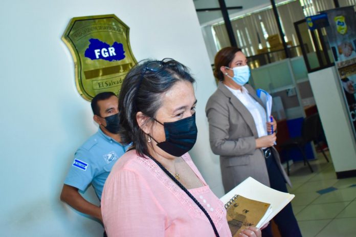 La ex comunicadora Regina Cañas llegó a la FGR para informarse del proceso de dación de bienes en concepto de responsabilidad civil. Foto: cortesía