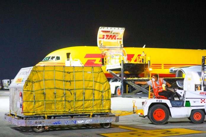El vuelo – JOS0222 de la aerolínea DHL, proveniente de Panamá, transporta 33,930 dosis de la vacuna anti-COVID-19.