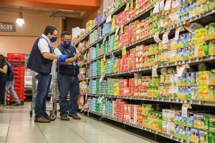 El plan de verificación inició en establecimientos que comercializan productos derivados de la canasta básica. Foto: YSKL