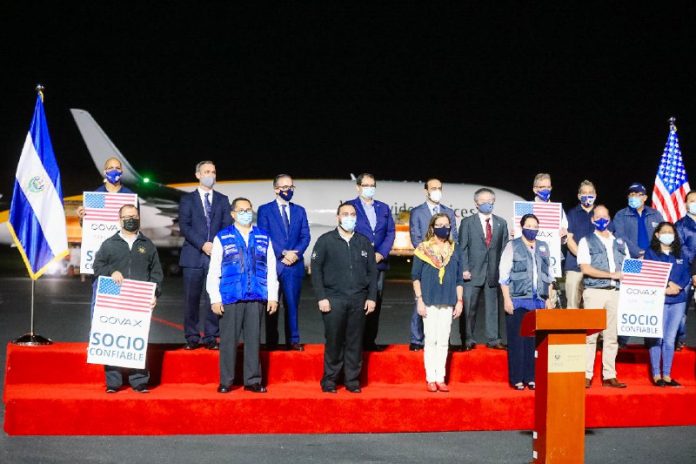 El traslado de las vacunas que El Salvador recibió a través de la iniciativa COVAX, se realizó bajo un estricto protocolo de bioseguridad, garantizando la cadena del frío que las dosis necesitan. Foto: Secretaría de Prensa.