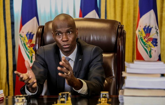Un grupo de personas no identificadas atacó la residencia privada del presidente haitiano Jovenel Moise durante la noche y lo mató a tiros, dijo el primer ministro interino Claude Joseph en un comunicado el miércoles temprano.