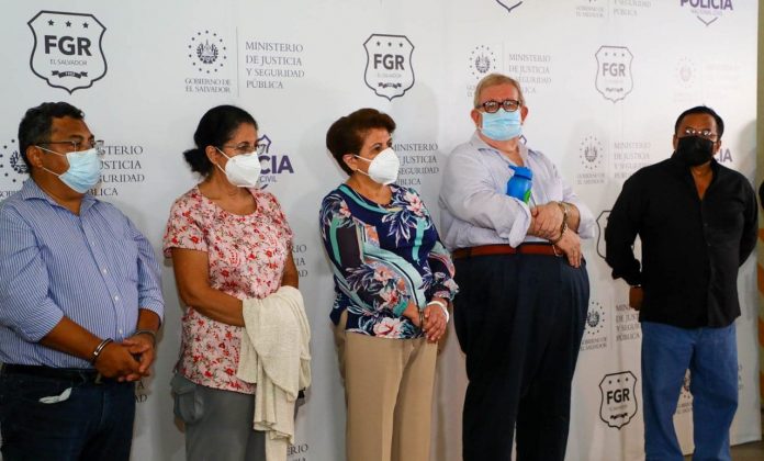 En las últimas horas fueron detenidos (de izq. a dcha.) Hugo Flores, Erlinda Handal, Violeta Menjívar, Carlos Cáceres y Calixto Mejía. Foto: Cortesía.