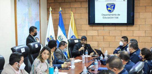 Los Diputados de la Comisión de Obras Públicas de la Asamblea Legislativa sostuvieron una reunión con autoridades de la División de Tránsito de la Policía Nacional Civil. Foto: Cortesía.