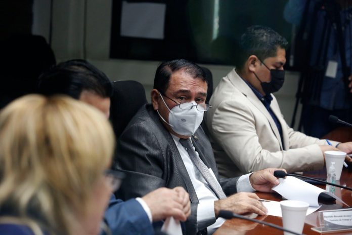 Reynaldo Carballo (centro) Diputado del PDC. Foto: Cortesía.