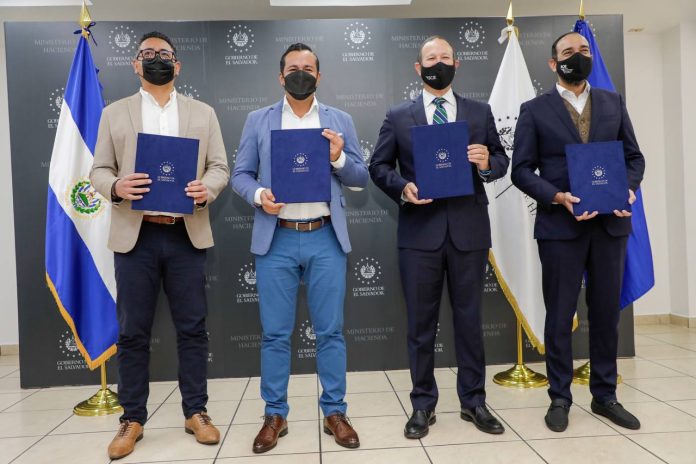 En la firma del convenio de financiamiento participaron el ministro y viceministro de Hacienda, Alejandro Zelaya y Jerson Posada; el oficial jefe de país del BCIE, Raúl Castaneda y el Director país de la entidad, Luis Rodríguez. Foto: Cortesía.