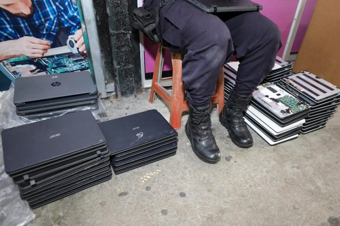 Cuando las autoridades llegaron a los negocios se dieron cuenta de más aparatos que fueron hurtados de otros departamentos del país. Foto: PNC.