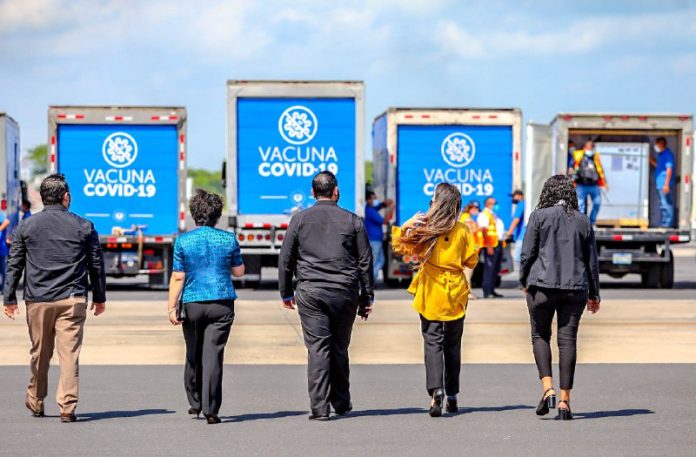 Las vacunas anti-COVID-19 que arribaron este lunes al Aeropuerto Internacional de El Salvador serán trasladadas hacia el Centro Nacional de Biológicos (CENABI), en Soyapango. Foto: Cortesía.