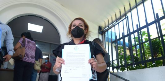 Son 203 grupos familiares de médicos y profesionales de la salud fallecidos por el coronavirus, los que piden apegarse al Decreto aprobado en 2020. Foto: elsalvador.com