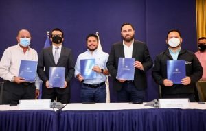 En la actividad participó el secretario de Comercio e Inversiones, Miguel Kattán, el ministro de Medio Ambiente, Fernando López; el Ministro de Agricultura, David Martínez; y el alcalde de San Salvador, Mario Durán. Foto: Cortesía.