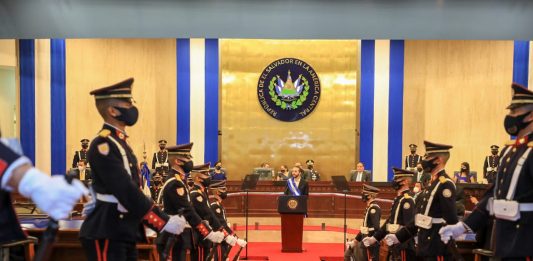 Bajo un acto solemne, el Presidente de la República, Nayib Bukele, fue recibido por los diputados de la Asamblea Legislativa, a quienes les expuso los esfuerzos realizados en su segundo año de gobierno el 1 de junio del 2021. Foto: Presidencia.