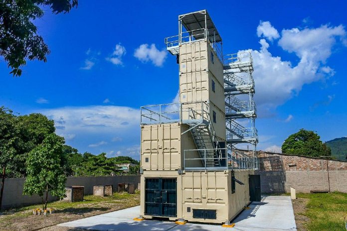 En la nueva torre de entrenamiento, los elementos del Cuerpo de Bomberos podrán efectuar simulación de búsquedas internas de víctimas y su evacuación, además de prácticas de rescate en alturas con anclajes externos. Foto: Cortesía. En la nueva torre de entrenamiento, los elementos del Cuerpo de Bomberos podrán efectuar simulación de búsquedas internas de víctimas y su evacuación, además de prácticas de rescate en alturas con anclajes externos. Foto: Cortesía.