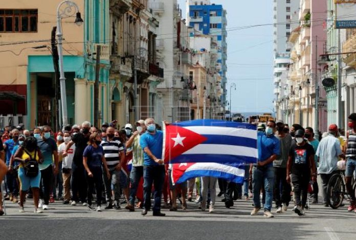 Miles de cubanos salieron a las calles este domingo en varias poblaciones de la isla para protestar contra el Gobierno al grito de 