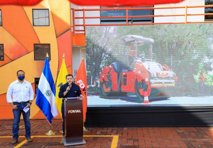 El Ministro de Obras Públicas, Romeo Rodríguez y Alex Beltrán, Director Ejecutivo del FOVIAL anunciaron el proyecto de mejoramiento de 200 kilómetros de carretera. Foto: Cortesía.