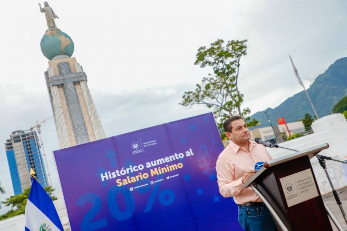 Rolando Castro, Ministro de Trabajo realizó el lanzamiento del plan de verificación en la Plaza al Divino Salvador del Mundo. Foto: cortesía