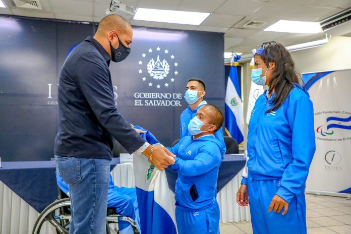El presidente ad honorem del INDES, Yamil Bukele, hace entrega del pabellón nacional a los atletas que viajarán para participar en los Juegos Paralímpicos Tokio 2020. Foto: Cortesía.