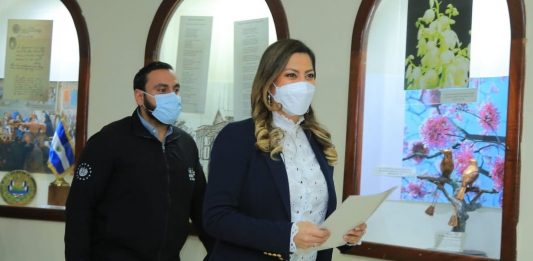 La Directora del ISSS, Mónica Ayala entregó el anteproyecto de ley el viernes 13 de agosto, en compañía del Ministro de Salud, Francisco Alabí. Foto: Cortesía.